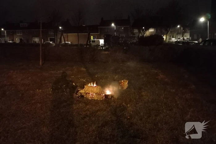 Brandweer blust vuurwerk resten
