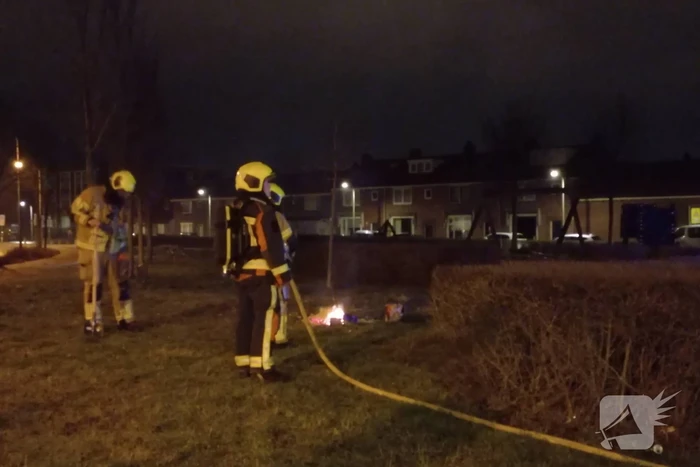 Brandweer blust vuurwerk resten