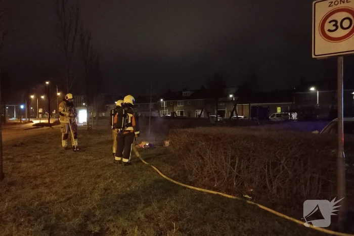 Brandweer blust vuurwerk resten