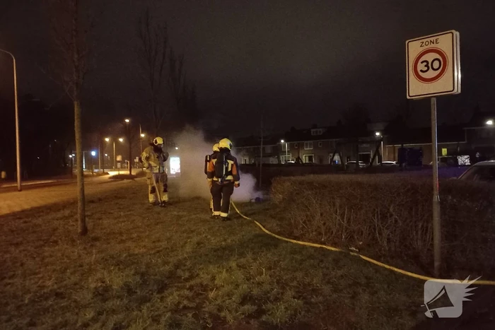 Brandweer blust vuurwerk resten