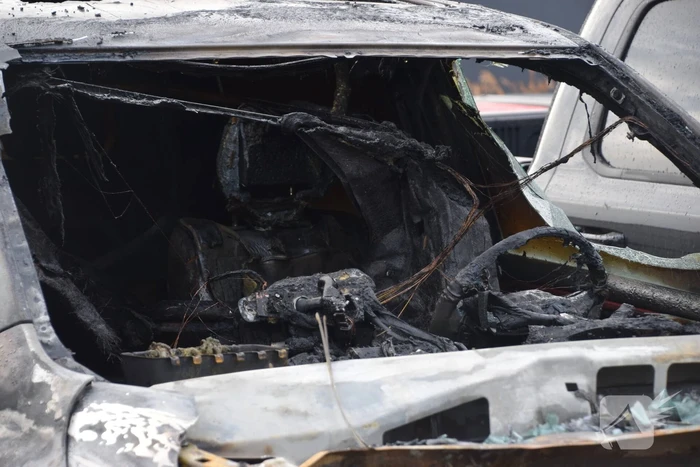Twee pick-ups zwaar beschadig door brand