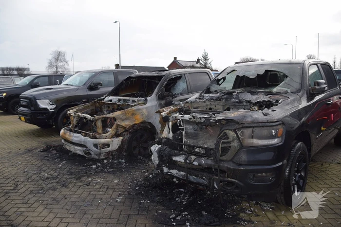 Twee pick-ups zwaar beschadig door brand