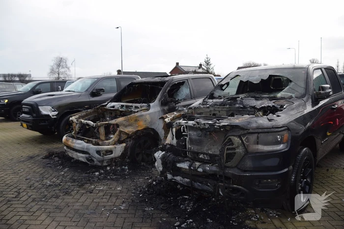 Twee pick-ups zwaar beschadig door brand