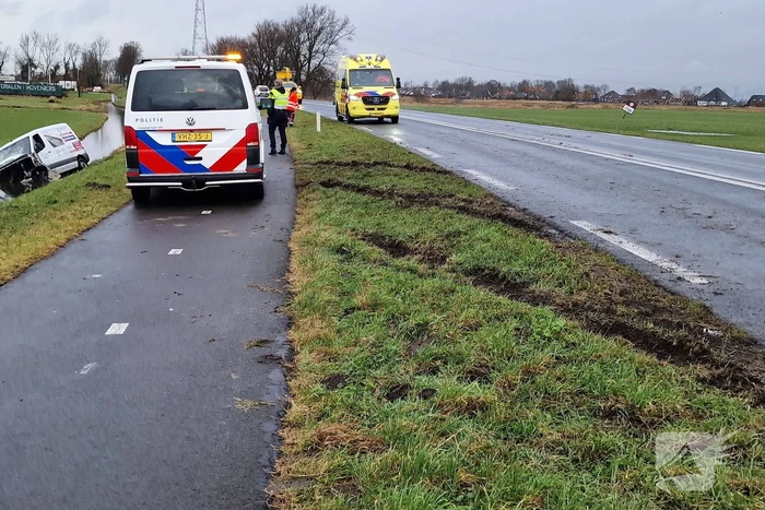 Bestuurder belandt met bestelbus in sloot