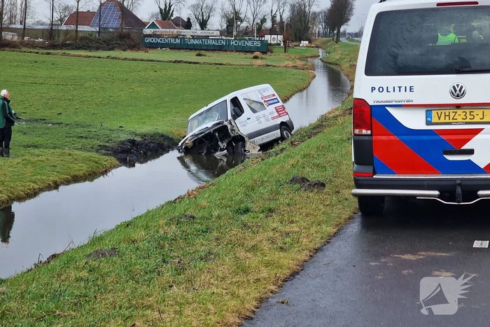 Bestuurder belandt met bestelbus in sloot