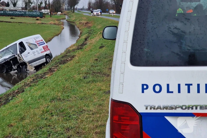 Bestuurder belandt met bestelbus in sloot