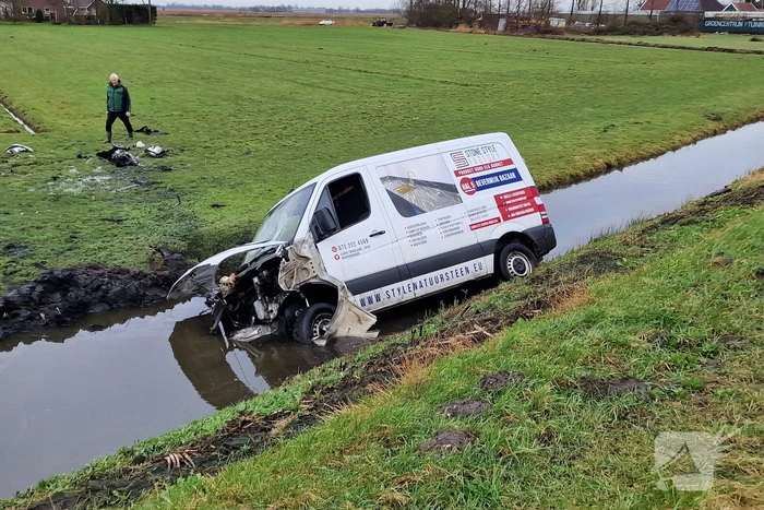 Bestuurder belandt met bestelbus in sloot
