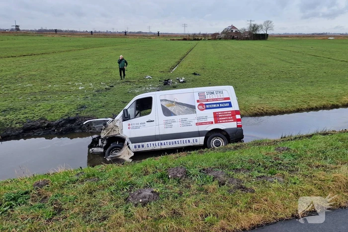 Bestuurder belandt met bestelbus in sloot