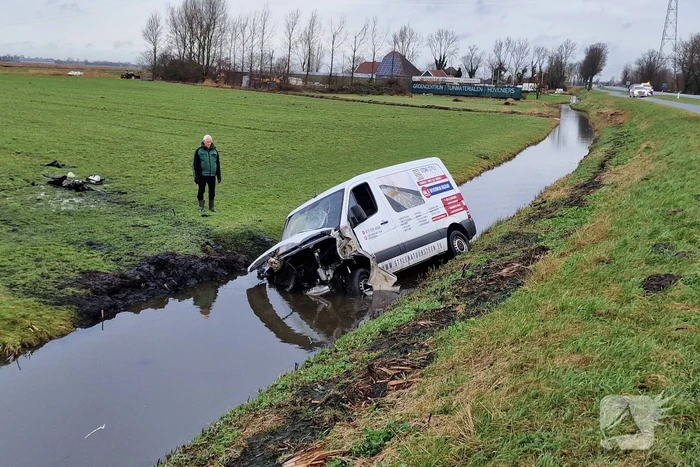 Bestuurder belandt met bestelbus in sloot