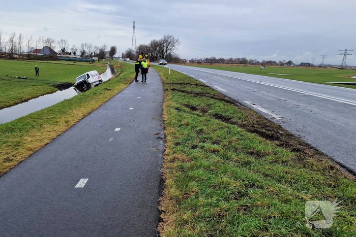Bestuurder belandt met bestelbus in sloot