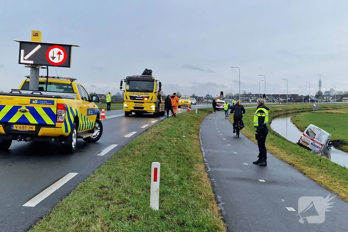 Bestuurder belandt met bestelbus in sloot