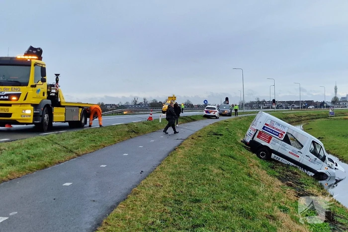 Bestuurder belandt met bestelbus in sloot