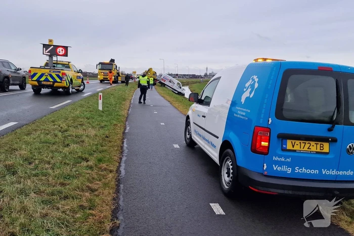Bestuurder belandt met bestelbus in sloot