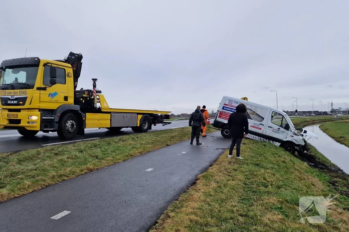 Bestuurder belandt met bestelbus in sloot