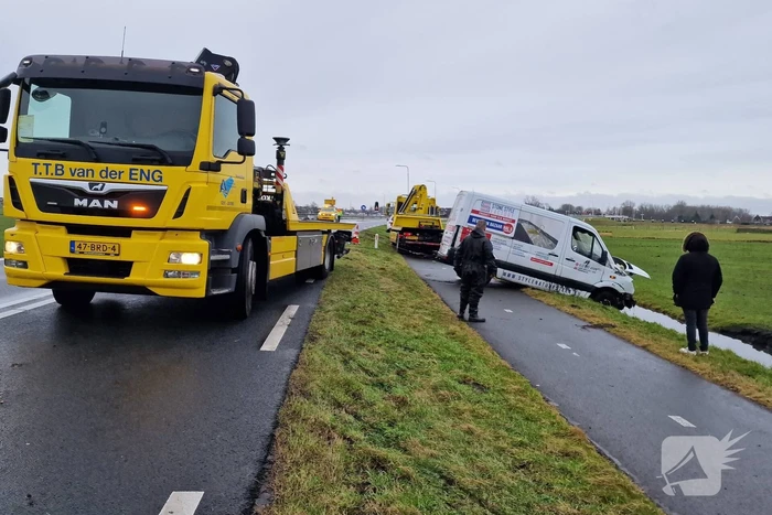 Bestuurder belandt met bestelbus in sloot
