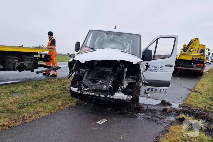 Bestuurder belandt met bestelbus in sloot