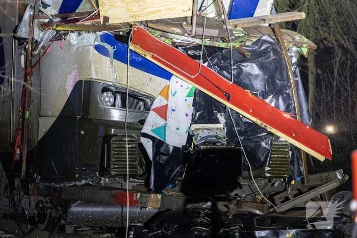 Trein botst op carnavalswagen: machinist gewond