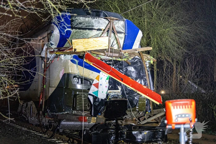 Trein botst op carnavalswagen: machinist gewond