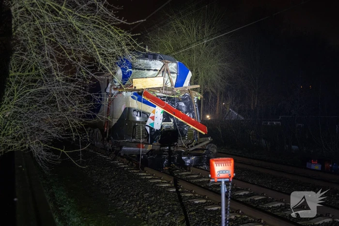 Trein botst op carnavalswagen: machinist gewond