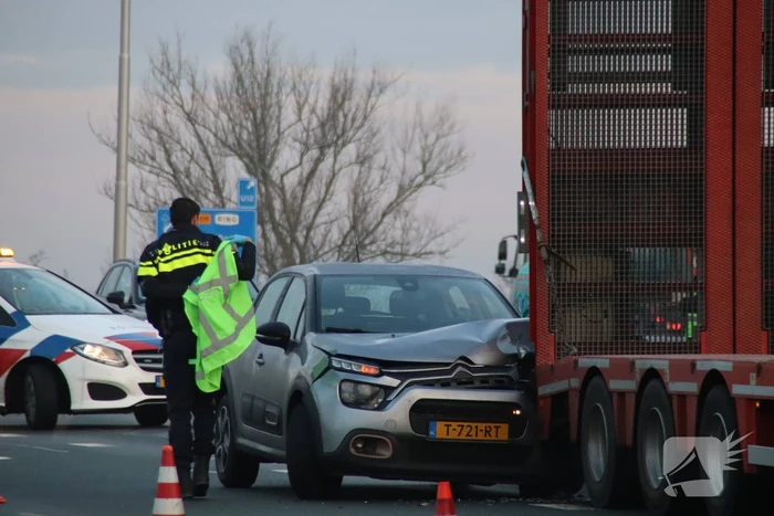 Automobilist ziet file over het hoofd en botst op vrachtwagen
