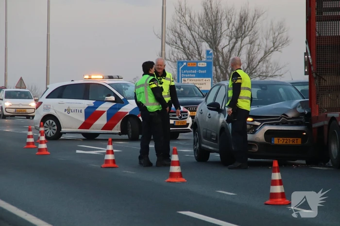 Automobilist ziet file over het hoofd en botst op vrachtwagen