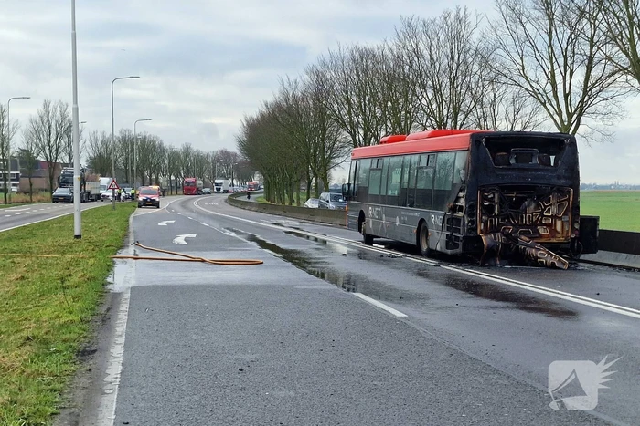 Lijnbus vliegt in brand tijdens rijden