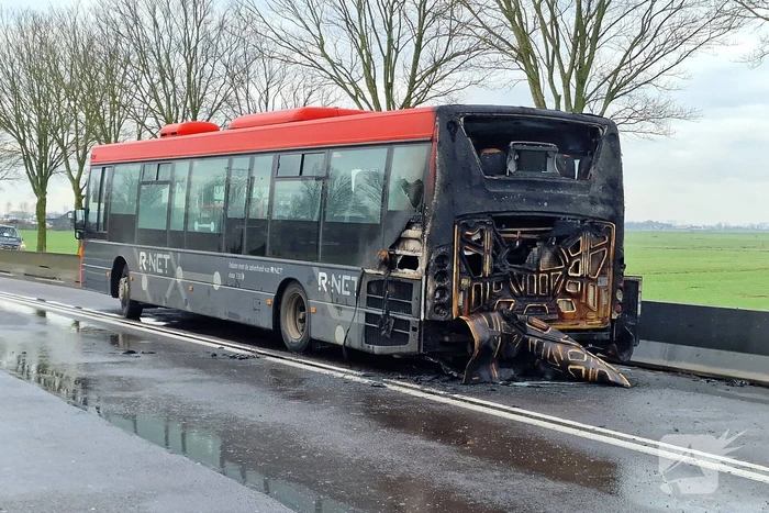 Lijnbus vliegt in brand tijdens rijden