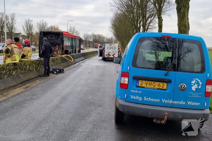 Lijnbus vliegt in brand tijdens rijden