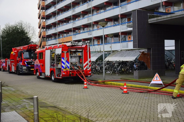 Brandweer oefent flatbrand in hoogbouw