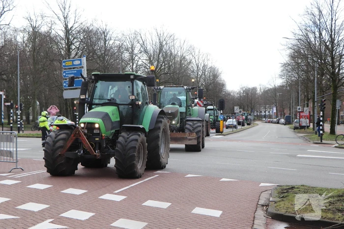 Boeren bieden pamflet aan bij Provinciehuis