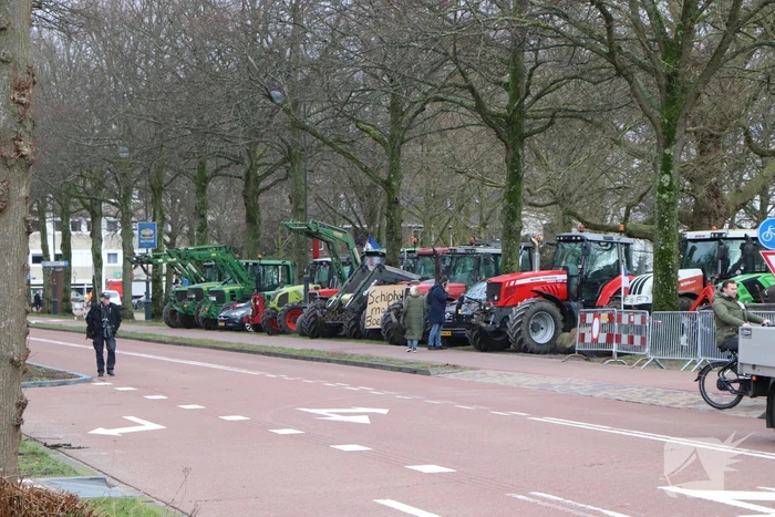 Boeren bieden pamflet aan bij Provinciehuis