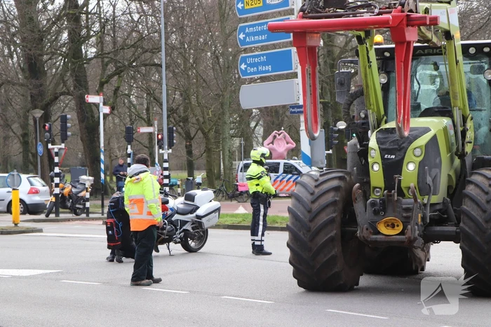 Boeren bieden pamflet aan bij Provinciehuis