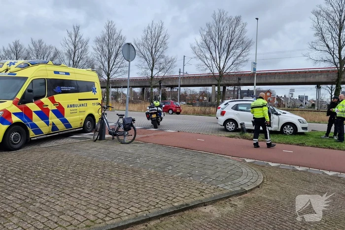 Fietser belandt op voorruit van auto bij botsing