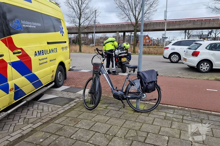 Fietser belandt op voorruit van auto bij botsing