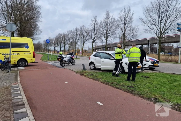 Fietser belandt op voorruit van auto bij botsing
