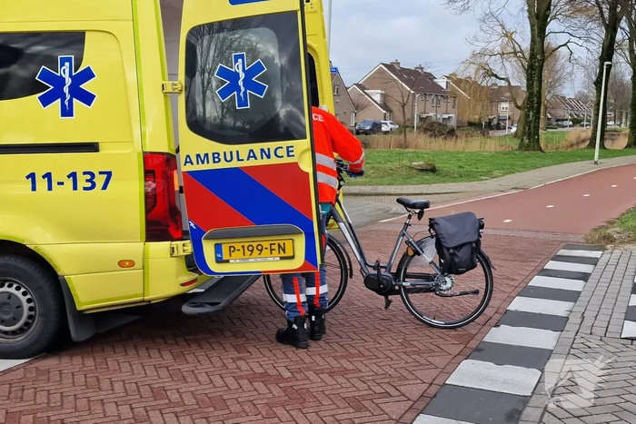 Fietser belandt op voorruit van auto bij botsing