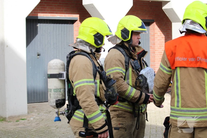 Brandweer onderzoekt vreemde geur in woning