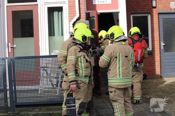 Brandweer onderzoekt vreemde geur in woning