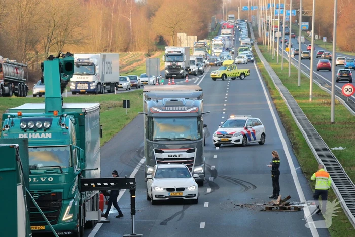 Vrachtwagen verliest twee heftrucks uit aanhanger