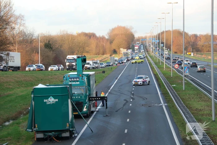 Vrachtwagen verliest twee heftrucks uit aanhanger