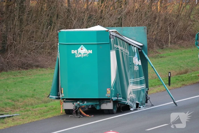Vrachtwagen verliest twee heftrucks uit aanhanger
