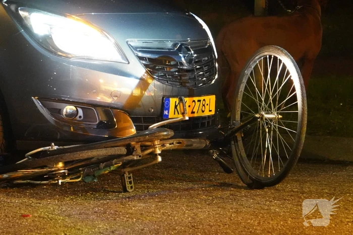 Meisje op fiets aangereden door auto