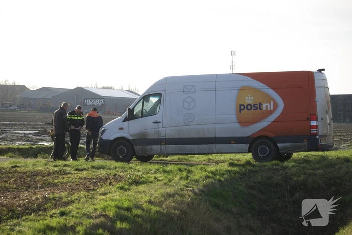 Schakelbrommer en bestelbus met elkaar in botsing