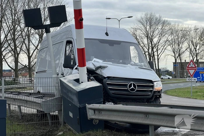 Bestelbus rijdt slagboom eruit