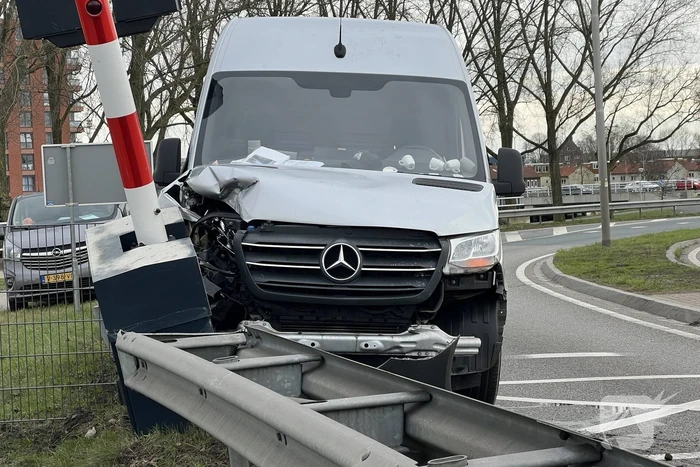 Bestelbus rijdt slagboom eruit