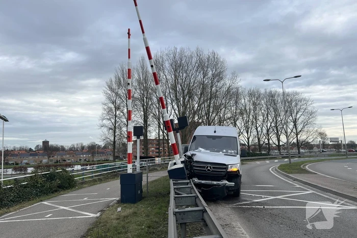 Bestelbus rijdt slagboom eruit