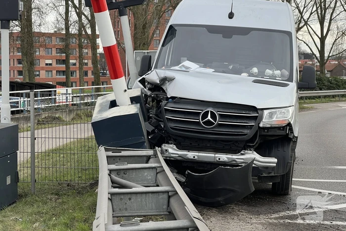 Bestelbus rijdt slagboom eruit