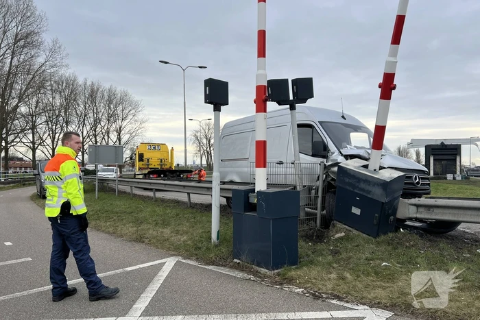 Bestelbus rijdt slagboom eruit