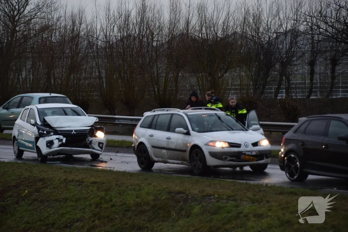 Flinke schade bij ongeval tussen drie auto's