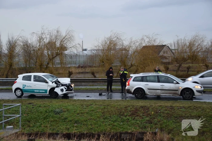Flinke schade bij ongeval tussen drie auto's